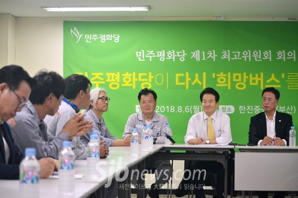 정동영 민주평화당 대표가 한진중공업 부산 영도 조선소를 방문, 노조 관계자의 설명을 듣고 있다. 정 대표는 부산, 울산, 거제, 목포, 군산 등 제조업 침체로‘한국판 러스트벨트’로 전락할 위기에 직면해있는 영호남 지역에 새 희망을 선물하기 위해 다시 희망버스를 타게 됐다고 말했다.