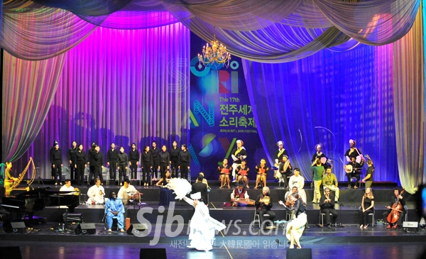 2018 전주세계소리축제가 한국소리문화의전당 모악당에서 개막해 5일간의 축제에 들어간 3일 개막공연 출연진들이 최종 리허설을 하고 있다. /오세림 기자