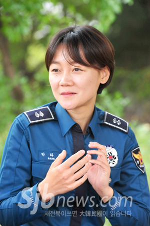 경찰의 날을 맞아 익산부송지구대에 근무하는 박라진 순경이 경찰관에 대한 인식 개선 등에 대해 이야기 하고 있다./오세림 기자