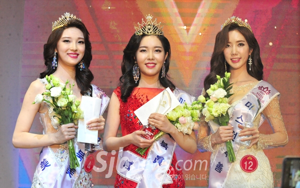 2019 미스코리아 미스전북 선발대회가 30일 전주그랜드힐스턴호텔에서 열려 진 김희지양, 선 김은진양, 미 문혜진양이 수상의 영예를 안고 기념촬영을 하고 있다. /오세림 기자
