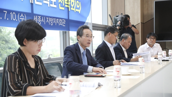 전북도는 내년도 국가예산의 기재부 2차 심사가 진행되는 시점에서 10일 송하진 도지사 주제로 세종시 지방자치회관에서 실국장 전체가 참여해 주요 예산 전략적 대응방안을 찾기 위한 전략회의를 하고 있다./전북도 제공
