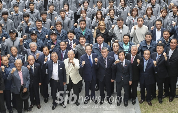 제100회 전국체육대회를 앞두고 23일 전북체육회관에서 열린 전북선수단 결단식에 참석한 송하진 도지사와 선수단이 필승을 기원하며 화이팅을 외치고 있다. /전북도 제공
