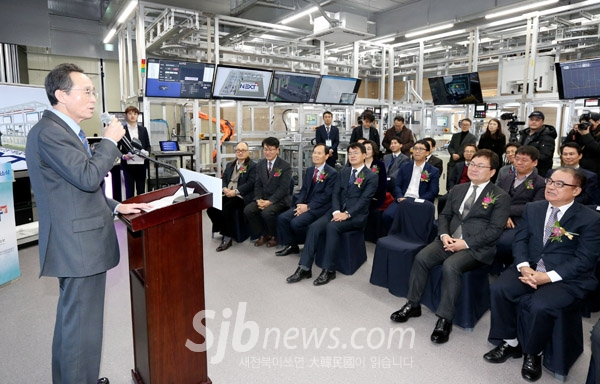 스마트공장 시스템 운용인력을 양성할 국내 2번째 스마트공장 배움터가 전주 캠틱종합기술원에 설립됐다. 14일 현장에서 그 개소식이 열린 가운데 송하진 도지사가 축사를 하고 있다. /전북도 제공