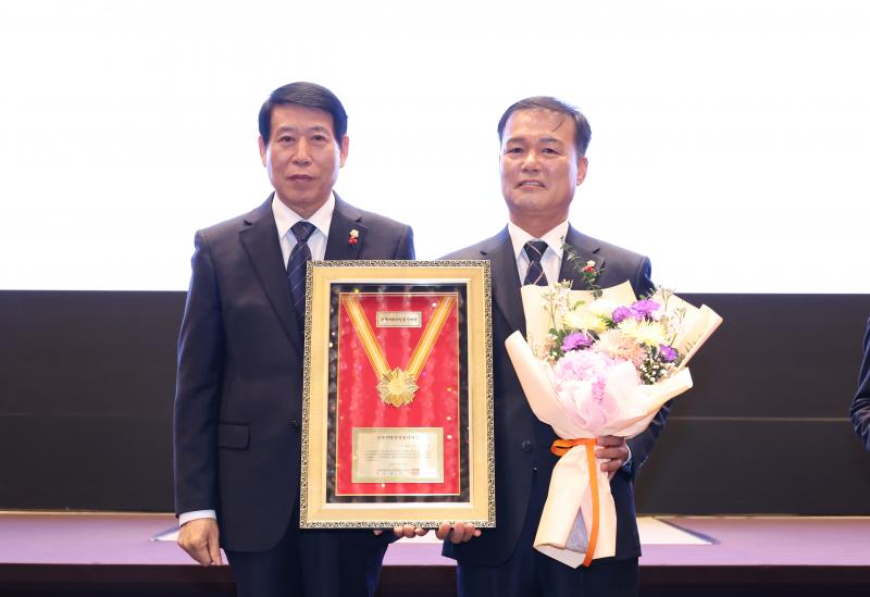 고창군의회 조민규 의장, 전북지방의정봉사대 수상