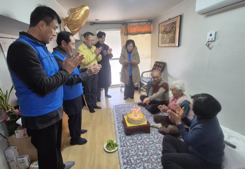 고창 해리면 지사협, 어르신 생신 축하 떡케이크 전달
