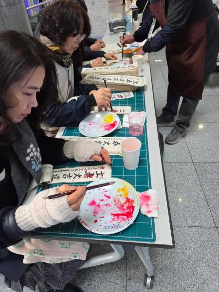 '입춘대길·건양다경'…전북도청 민원실서 행운 불러오는 '입춘첩 나눔' 