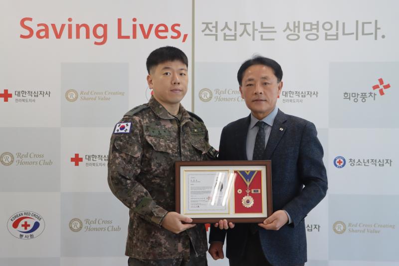 헌혈 100회-후원 1,000만원…군인의 '온정'
