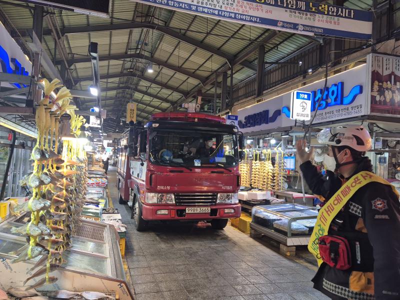 정읍소방서, 설 명절 대비 샘고을 시장 소방차 길 터주기 훈련
