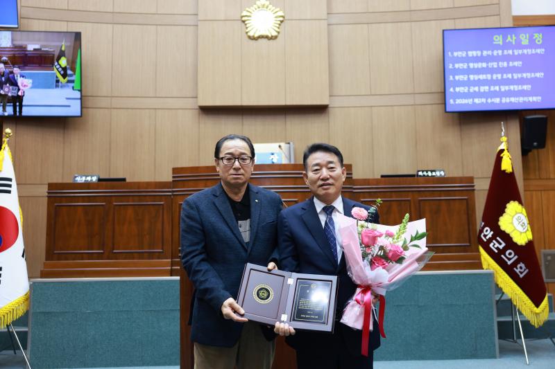 부안군의회 박병래 의장·김두례 의원, 출입기자단 공로패 전달