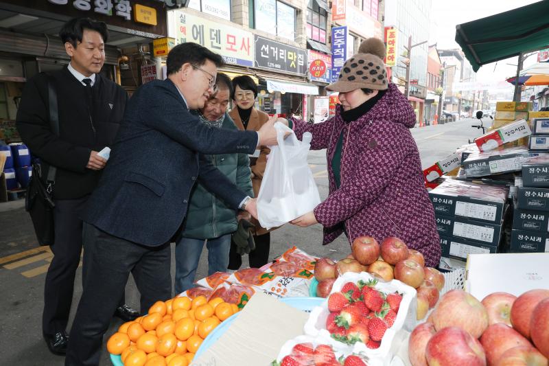 농촌진흥청, 설 명절 앞두고 ‘전통시장 장보기’ 민생 소통 행보