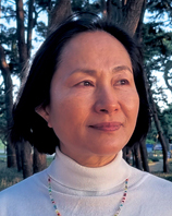 “아프지만 통쾌하다. 웃음 속에 비수를 감춘 듯하다”