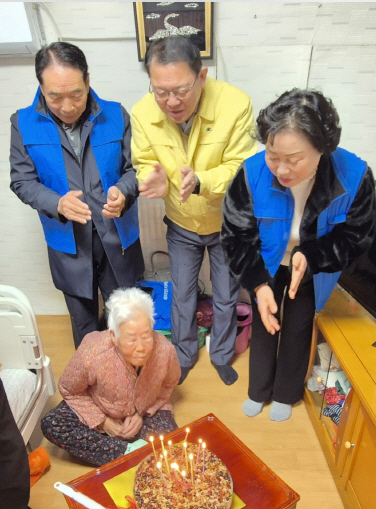 고창 해리면 지사협, 어르신 생신 맞아 사랑의 떡케이크 전달