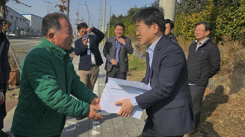 새만금 RE100 국가산업단지 부안 유치 범군민추진위원회, 부안군민 서명부 정부 전달

