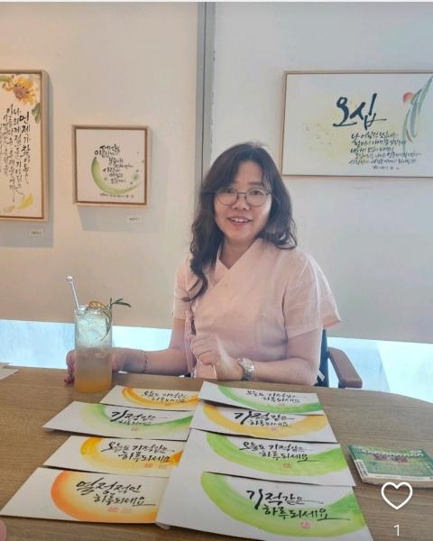 봄날의 제비처럼 날엽한 글씨를 몰고 오다