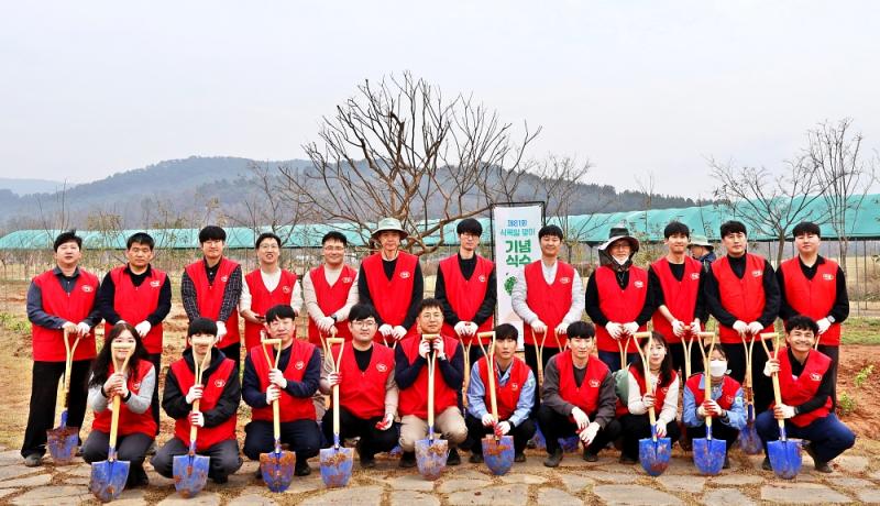 하림, 제81회 식목일 맞아 새만금환경생태단지서 탄소중립 나무심기 동참… ESG 경영 실천 앞장
