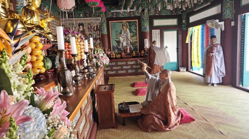  완주 만덕산 정수사,  극락전에서 아미타삼존불 점안식 