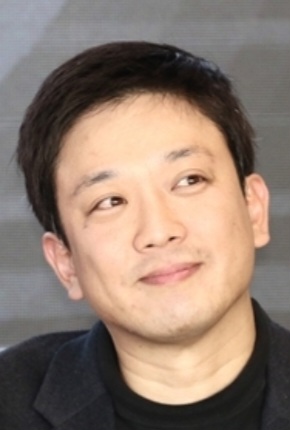 붉은 식탁 위에서 읽어내는 거대한 대륙의 서사