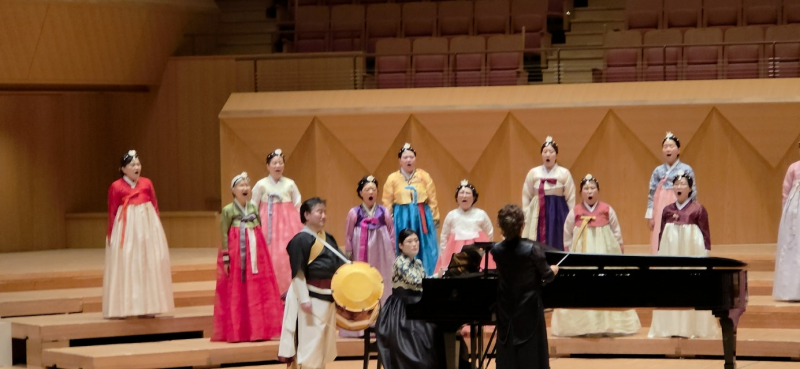 한국적인 정서와 국악 요소 더해 선보이며  호응
