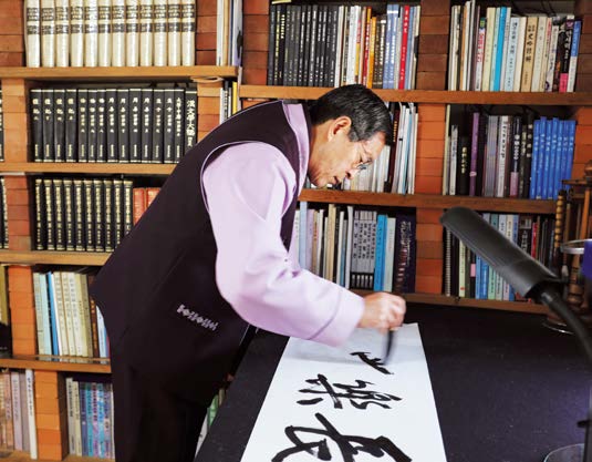 여송 김계천, 50여년 서예인생 돌아보다