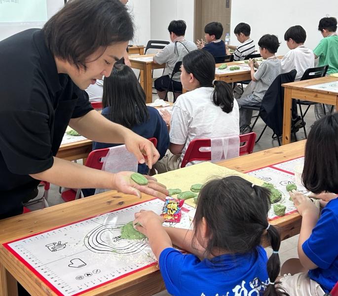 정읍시, 솔티마을서 ‘전통 떡 만들기’ 체험 행사 성료…가족 단위 30여 명 참여