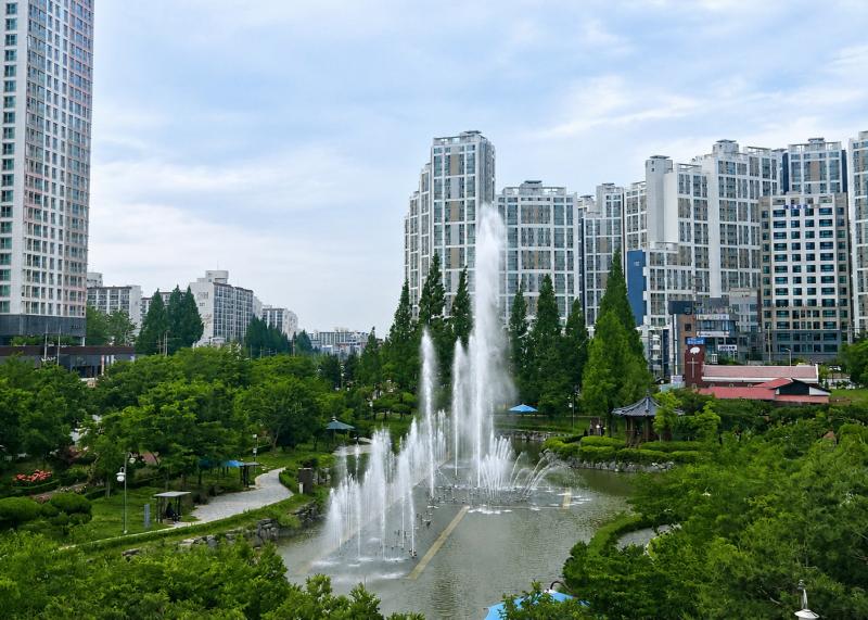  시원한 물줄기 뿜는다…익산 공원 분수대 전격 가동