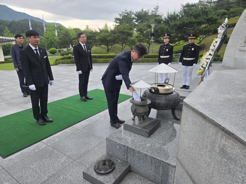 전북지방조달청장, 호국보훈의 달 맞아 현충탑 참배