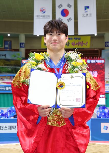 ‘공부도 운동도 최고' 한건 선수, 모래판 평정