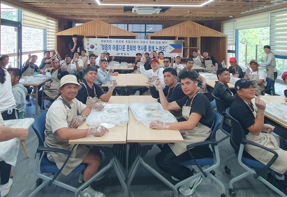 떡 만들고 내장산 걷고…정읍 외국인 계절근로자 45명 문화체험