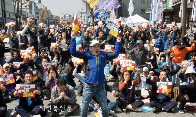 파면 선고에 환호하는 시민들  