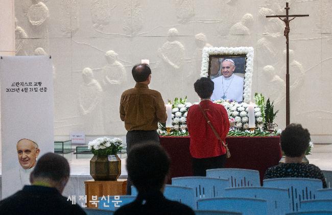 선종한 프란치스코 교황 분향소 찾은 신자들 