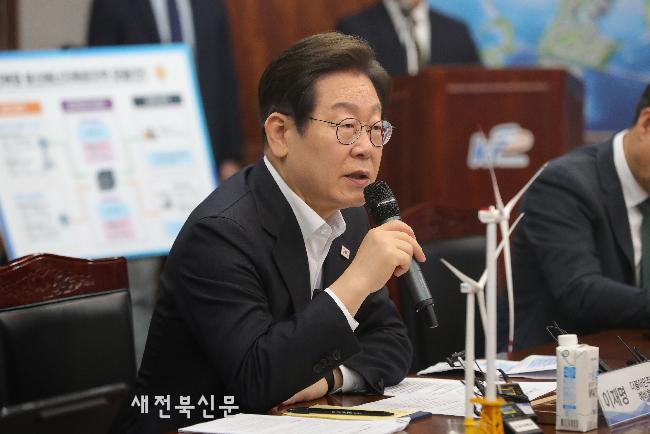 전북 미래에너지 현장 간담회에서 인사말하는 이재명 후보 