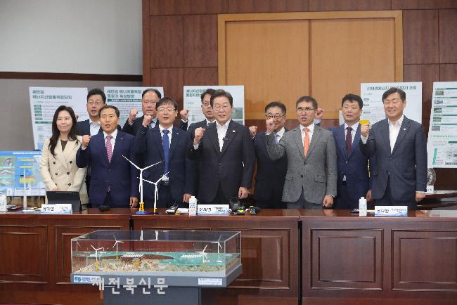 파이팅 외치는 이재명 후보 