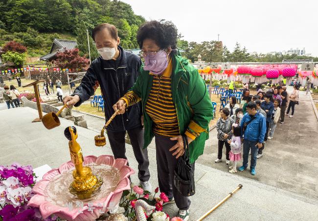 부처님 세욕 체험하는 불자 