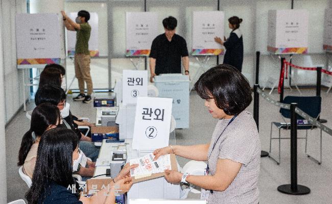 사전투표 최종 점검하는 선관위 관계자들