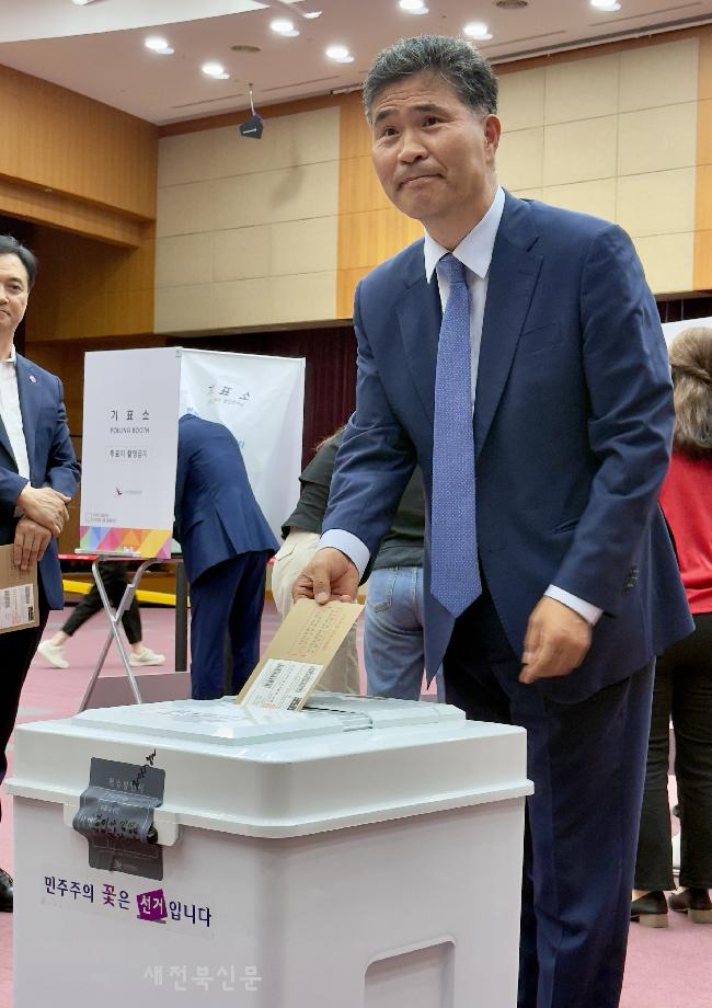 이원택 더불어민주당 전북도당위원장 한표 행사