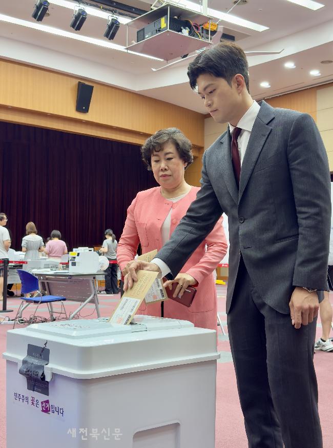 사전투표하는 김용태 국민의힘 비대위원장과 조배숙 위원장