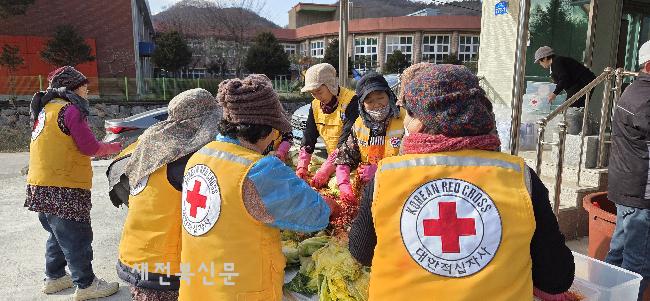 진안 성수면 적십자봉사단, 김장 나눔 행사로 취약계층에 따뜻한 마음 전달  