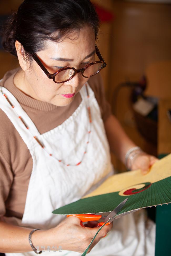 <새전북이 만난 사람>손으로 지켜온 '전통의 바람' 'K-컬처’ 의 주역 되다  