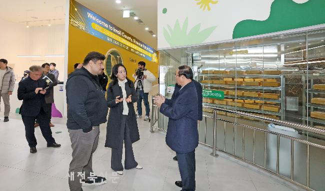 세계적 애니메이션‘심슨 가족’랄프 소사 감독, 임실군 깜짝 방문