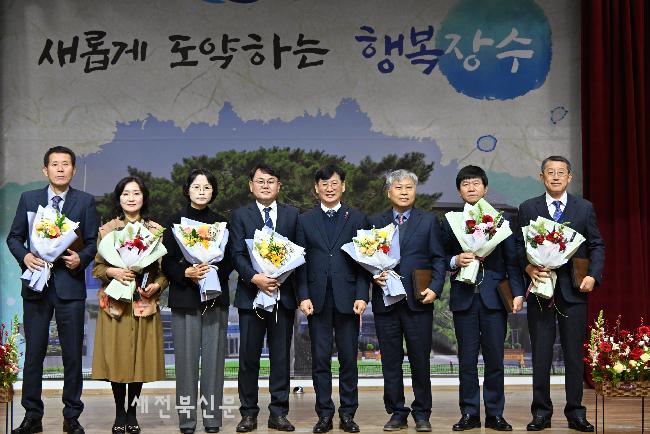 장수군, 2025년 하반기 직원 이퇴임식 