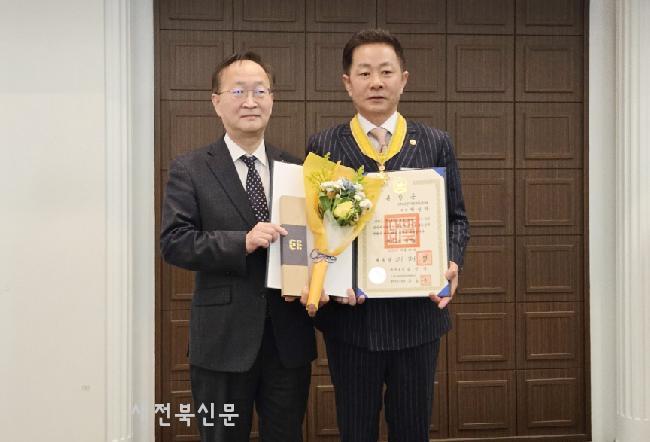 민족통일전북특별자치도 박성학 협의회장, 동백장 수상  